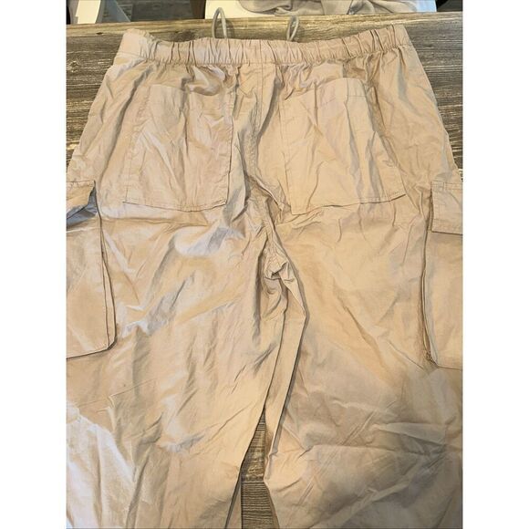 Universal Threads Women's Parachute Cargo Pants Tan Size Medium. NWOT. P - Picture 9 of 10